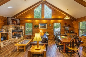 Interior - Bluebird Cabin (Hocking Hills area) (Sugar Grove)