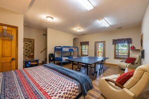 2 bedrooms, free WiFi, bed sheets - Bluebird Cabin (Hocking Hills area) (Sugar Grove)
