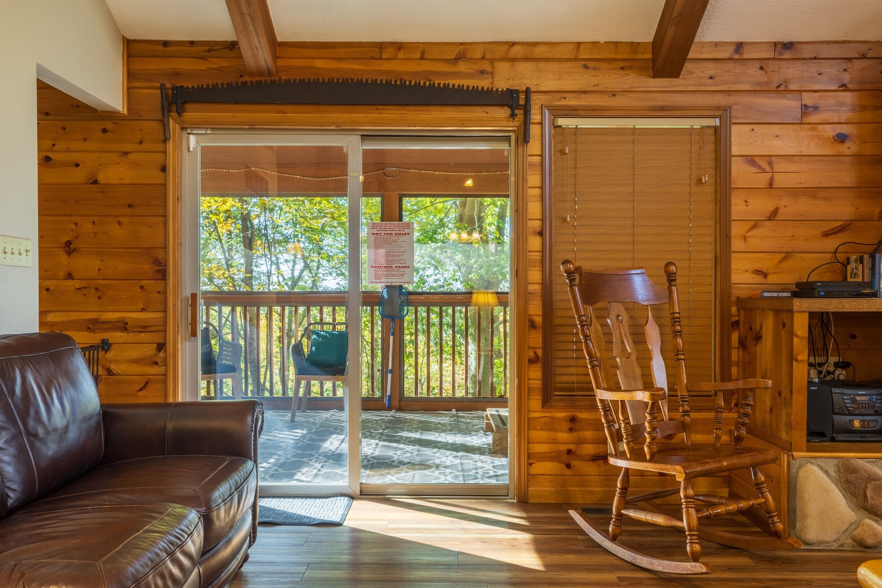 TV connectée, cheminée, jeux vidéo, table de tennis de table