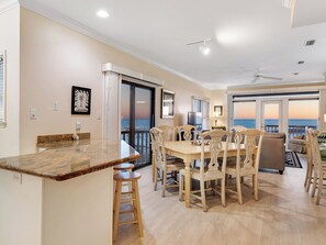 Interior - 🥳 Early Bird Sale. First 2! Gulf & Golf East! Beachfront. Resort! 7 Pools. Tennis. Golf. (Gulf Shores)