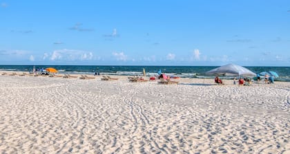 5BR schläft 16. Direkt am Strand. Resort! 7 Schwimmbäder. Tennis. Golf. Kann 10BR sein! Ostseite