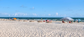 5BR plazas 16. Frente a la playa ¡Recurso! 7 piscinas. Tenis. Golf. Puede ser 10BR! Lado este