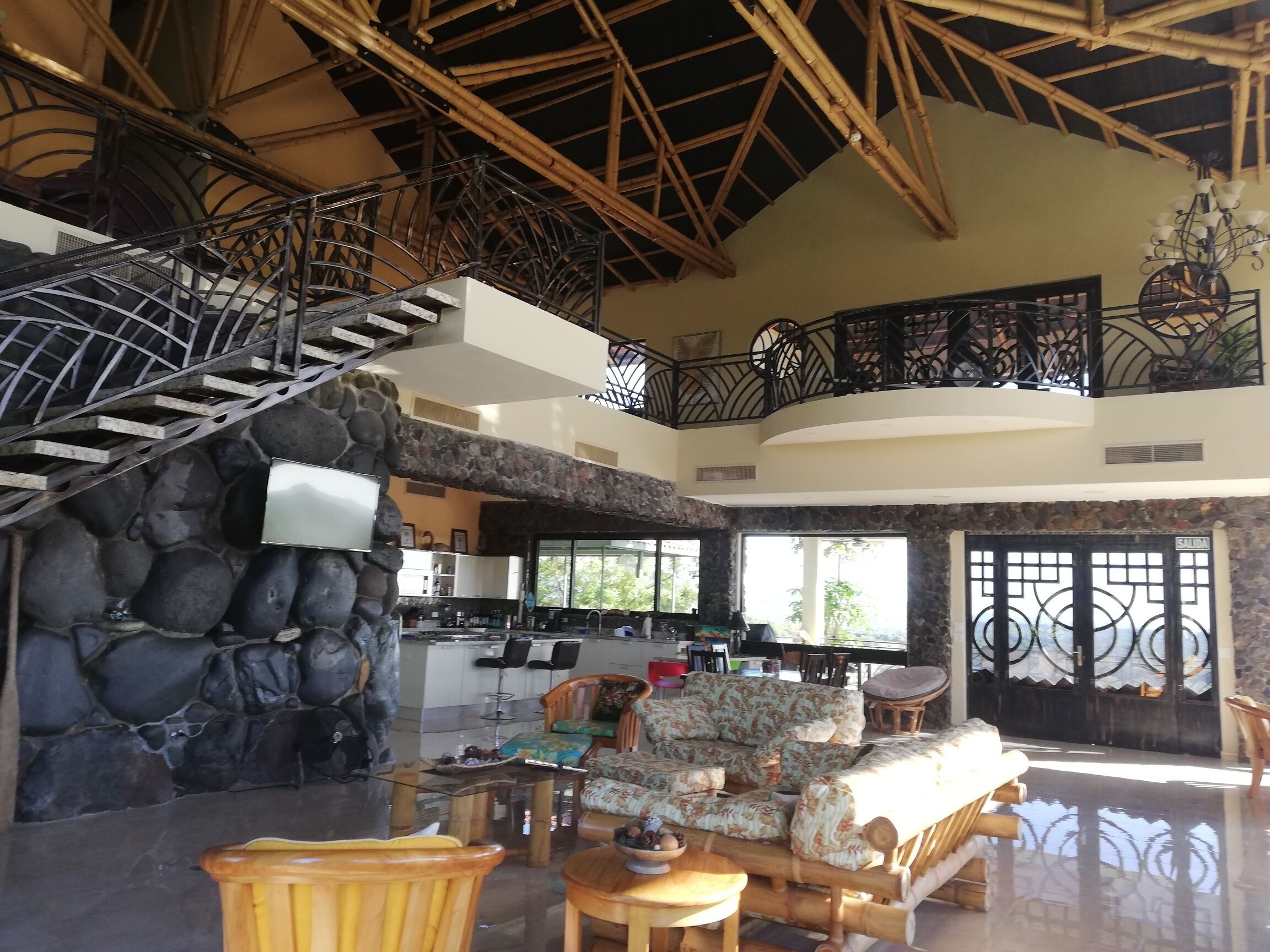 Smart TV, reproductor de DVD, tenis de mesa y videoteca 