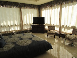 6 bedrooms, iron/ironing board, WiFi, bed sheets