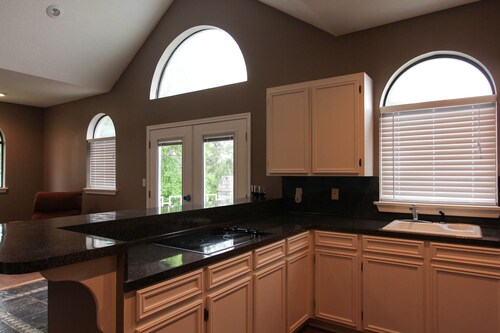 Waterfront Get-a-way, Rayburnin maa