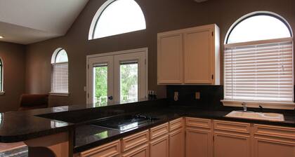 Waterfront Get-a-way, Rayburnin maa