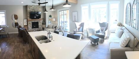 Smart TV, chimenea, videojuegos, estéreo