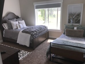 4 bedrooms, desk, iron/ironing board, free WiFi
