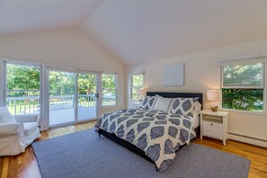 4 chambres, bureau, fer et planche à repasser, lit de bébé portatif