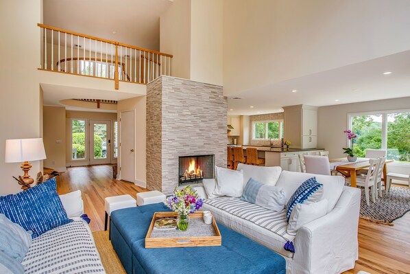 TV connectée, cheminée, table de tennis de table, livres