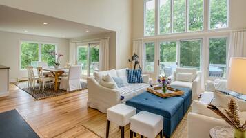 Smart TV, fireplace, ping pong, books