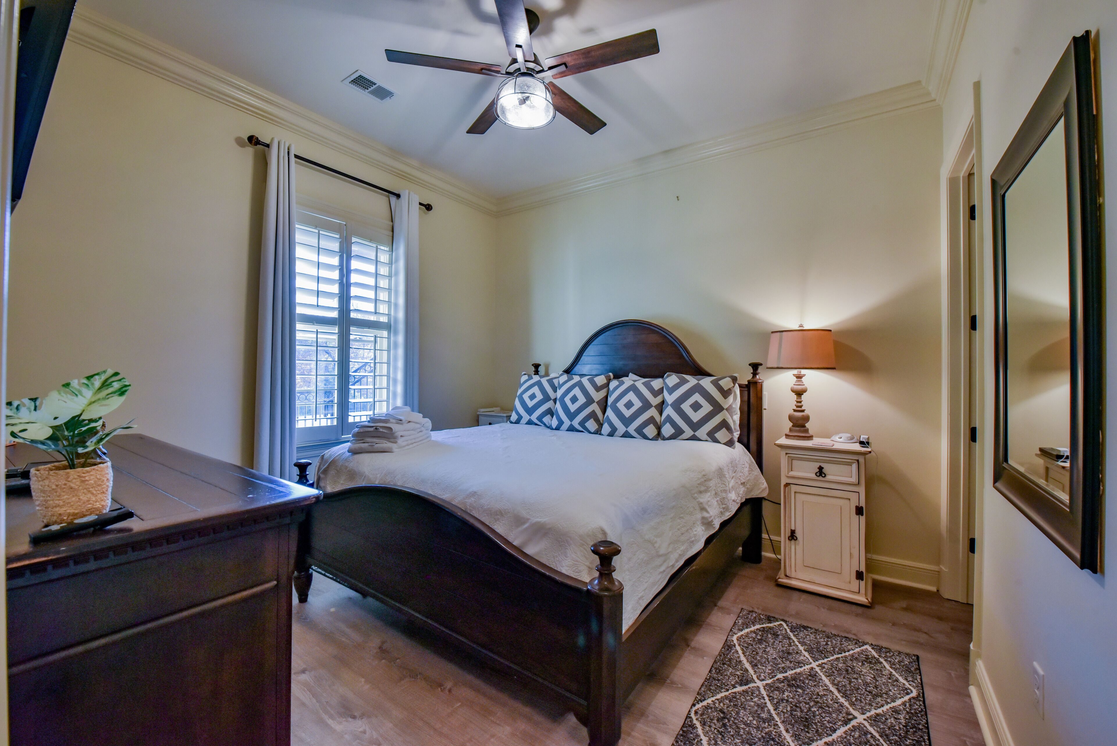 3 bedrooms, desk, iron/ironing board, travel crib