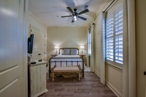 3 habitaciones, escritorio y tabla de planchar con plancha 