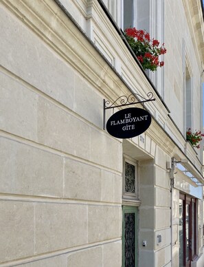 A building facade with a sign reading "Le Flamboyant Gîte 378". - Gîte Le Flamboyant Montreuil Bellay (Montreuil-Bellay)