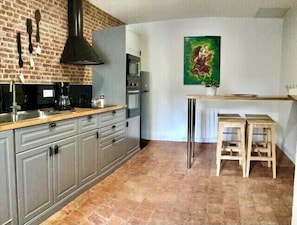 Een koelkast, een microgolfoven, een oven, een kookplaat