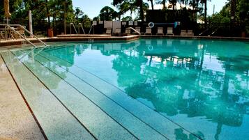 Utomhuspool och uppvärmd pool