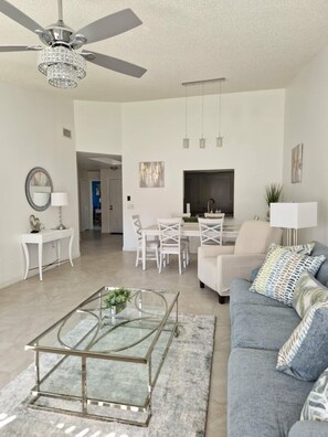 Télévision, lecteur de DVD, table de tennis de table