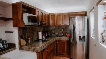Kühlschrank, Mikrowelle, Herdplatte, Wasserkocher mit Kaffee-/Teezubehör