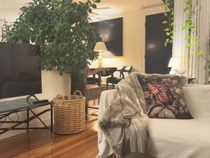 Smart-TV, Bücher, Stereoanlage