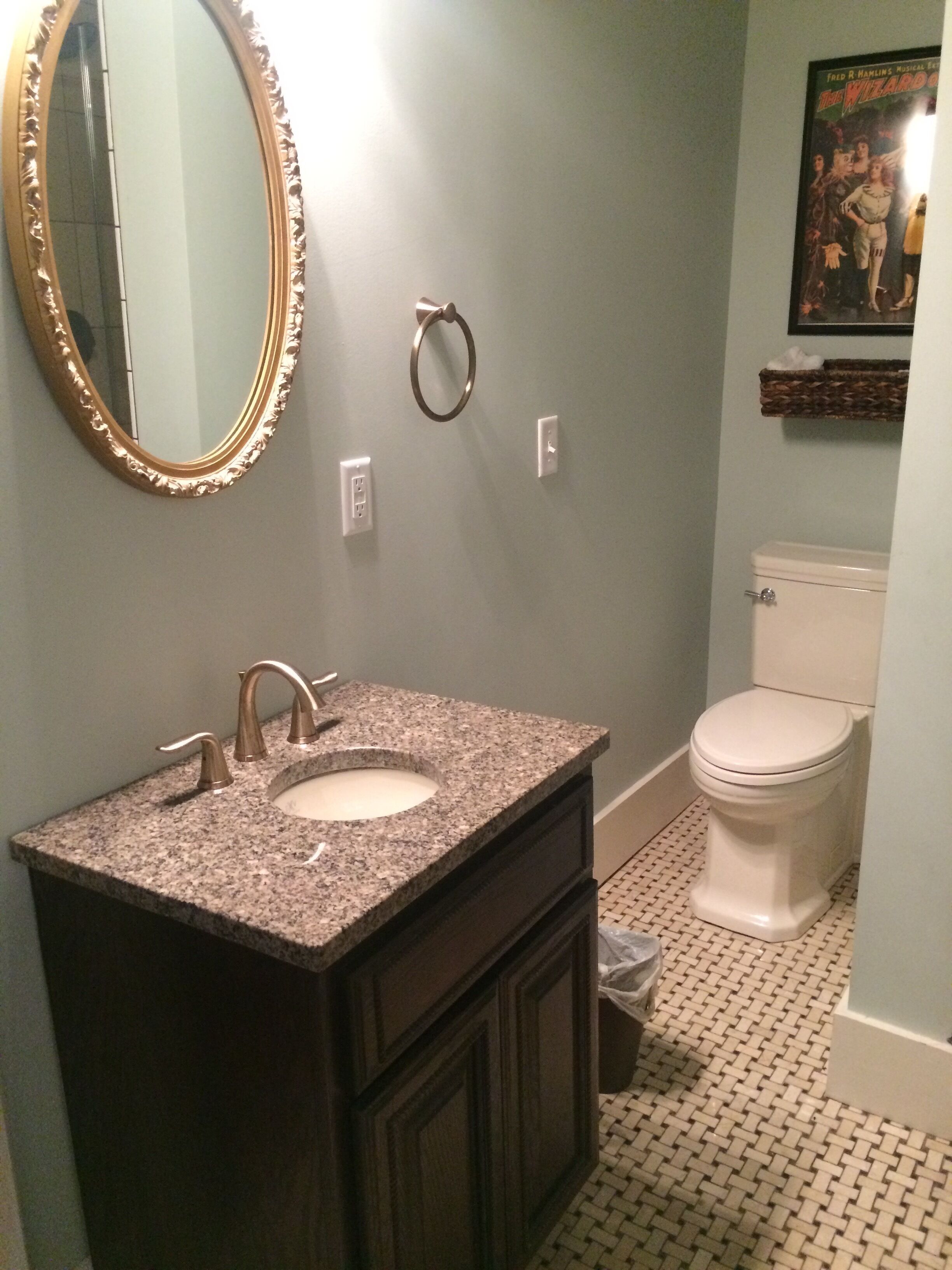 Suihkun ja ammeen yhdistelmä, hiustenkuivaaja, pyyhkeet