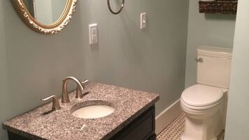 Suihkun ja ammeen yhdistelmä, hiustenkuivaaja, pyyhkeet