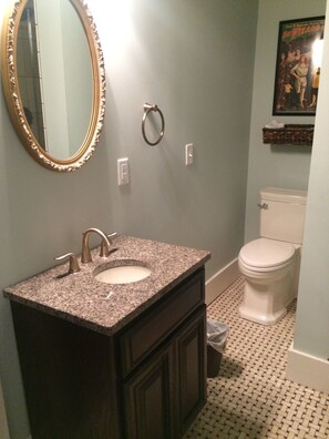 Suihkun ja ammeen yhdistelmä, hiustenkuivaaja, pyyhkeet