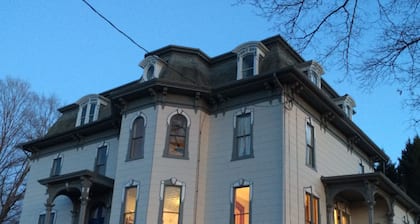 Kodikas viktoriaaninen kartano, jossa tilaa koko perheellesi