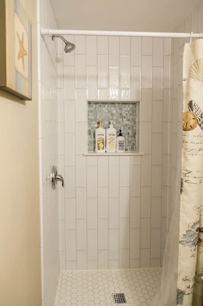 Secador de cabelo, toalhas de banho, sabonete, shampoo