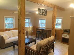 Smart-TV, bøker og stereoanlegg