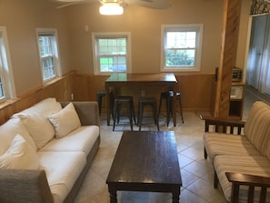 Smart-TV, bøker og stereoanlegg