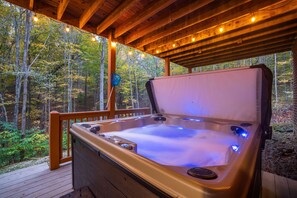 Outdoor spa tub - Cardinal Cabin (Hocking Hills area) (Sugar Grove)