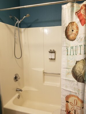 Suihkun ja ammeen yhdistelmä, ympäristöystävälliset hygieniatuotteet