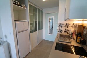 Een koelkast, een microgolfoven, een kookplaat