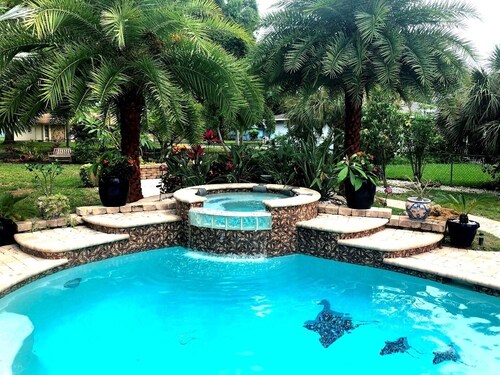 "Venice-Eden Lagoon House" A Salt Water Pool and Spa Oasis