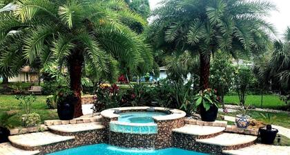 "Venice-Eden Lagoon House" A Salt Water Pool and Spa Oasis