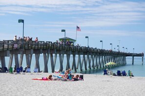 Plage à proximité, chaise longue, serviettes de plage