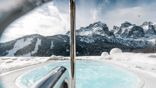 A hot tub with a view of snow-covered mountains. - Lüch de Costa (Corvara in Badia)