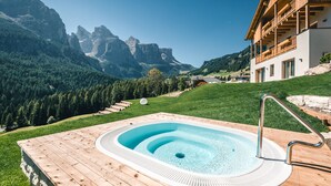 A wooden deck with a hot tub overlooking a mountainous landscape. - Lüch de Costa (Corvara in Badia)