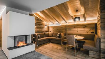 Romantisches Apartment, 2 Schlafzimmer, 2 Bäder, Bergblick (Linara Alpina) | Wohnbereich | Flachbildfernseher, Fußbodenheizung
