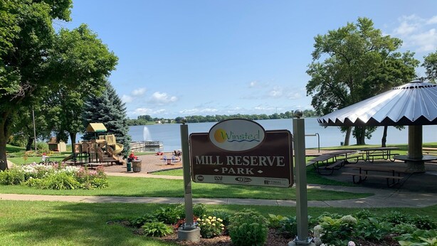 Parks skilt for Winsted Mill Reserve Park med picnicborde og legeudstyr.