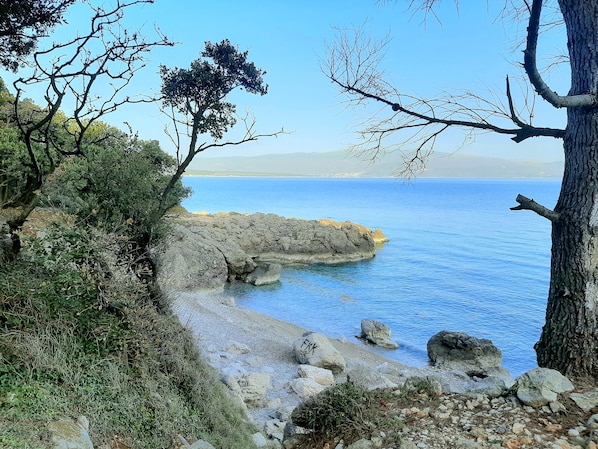 Una spiaggia nelle vicinanze, lettini da mare