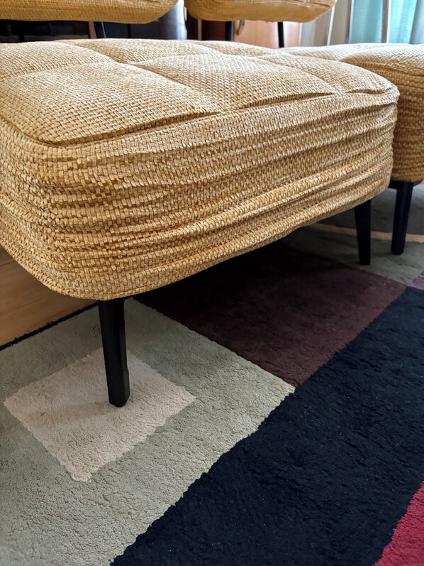 A woven bench with dark legs, placed on a multicolored carpet. - Spacious 3BR 3BA only 5 minutes from Masters (Augusta)