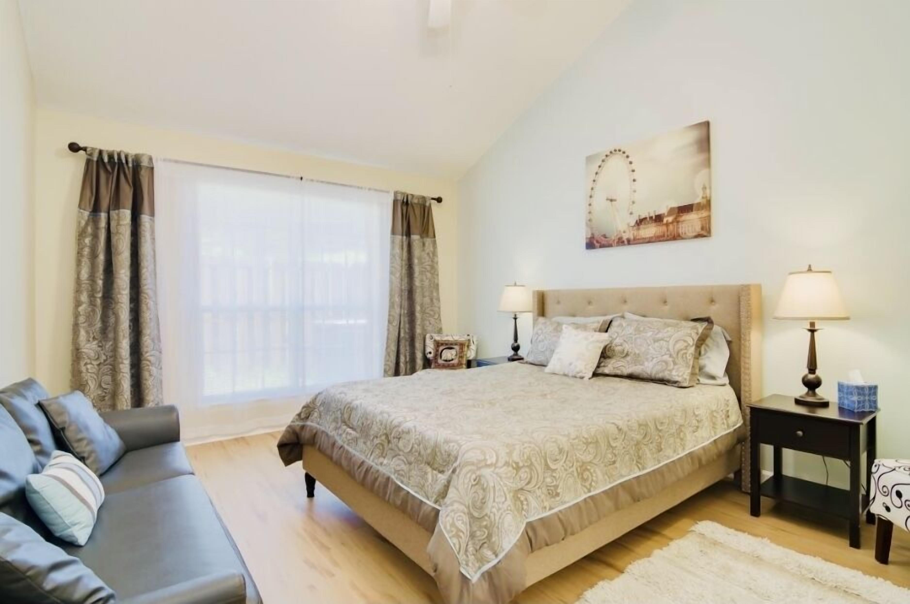 Stylish and Spacious 3BR 3BA only 2.5 mi to Masters 