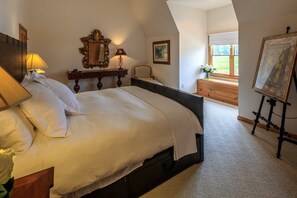 5 bedrooms, iron/ironing board, internet, bed sheets