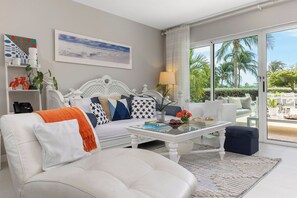 スマートテレビ、DVD プレーヤー、卓球台、書庫