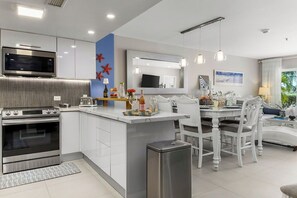 Refrigerador, microondas, horno y parrilla de estufa 