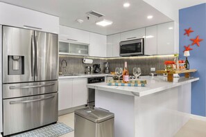 冷蔵庫、電子レンジ、オーブン、コンロ