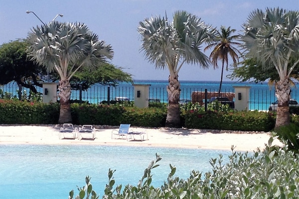 Accommodatie ligt op het strand, strandlakens