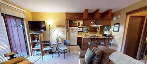 Een televisie en een open haard