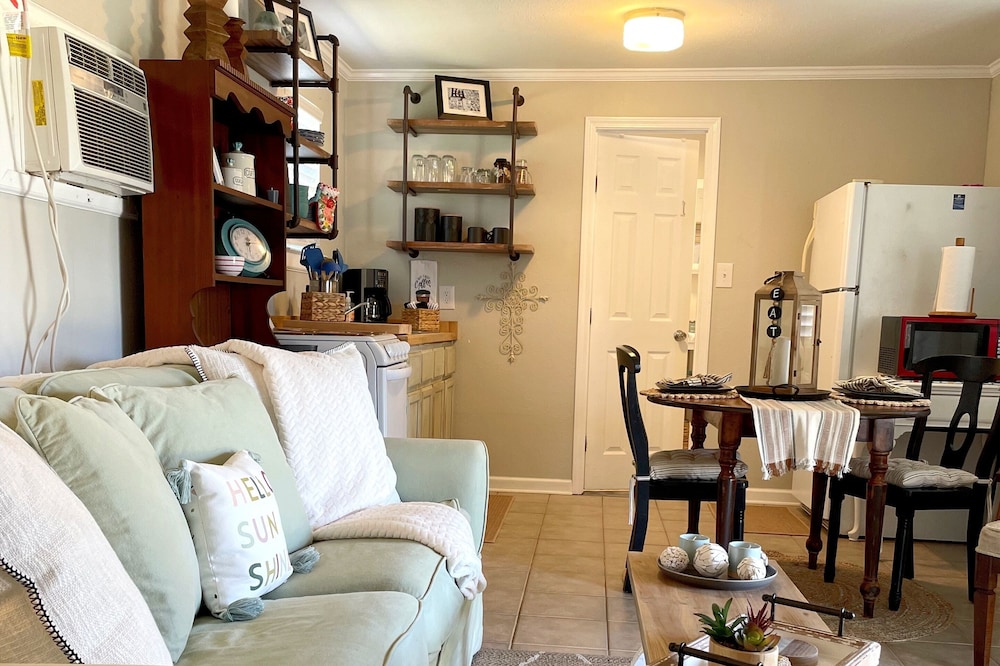 Cozy Cottage minutes to Old Town, Bay Saint Louis and Gulf Coast Beaches ⛱